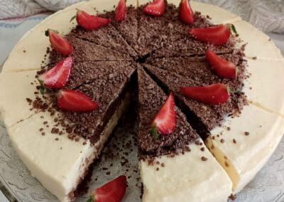 Suklaa-mango-mansikkakakku